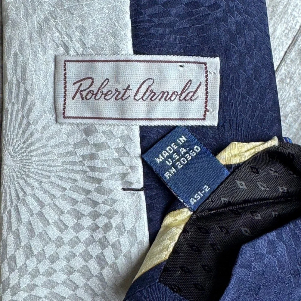 Robert Arnold Mens Silk Tie Navy Blue Geometric Medallion USA 4 Inch art deco